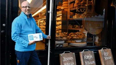 Servicemonteur van CCV voor een winkelketen. Hij houdt CCV installatiepakket vast Servicemonteur van CCV voor een winkelketen. Hij houdt CCV installatiepakket vast