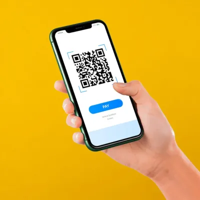 hand-mobiel-qr-geel-vierkant-990x990 hand-mobiel-qr-geel-vierkant-990x990