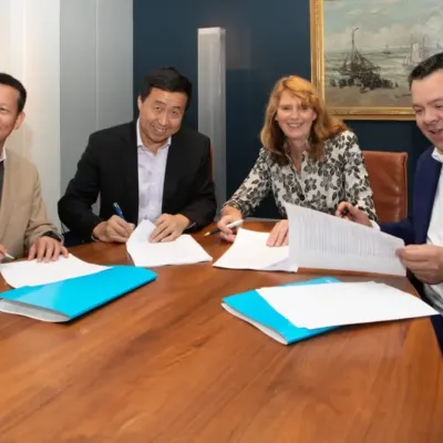 CCV-eneharry-3580-PAX-EVE-MBIJ-smile-ondertekening-JV-contract-1024x683.jpg CCV-eneharry-3580-PAX-EVE-MBIJ-smile-ondertekening-JV-contract-1024x683.jpg