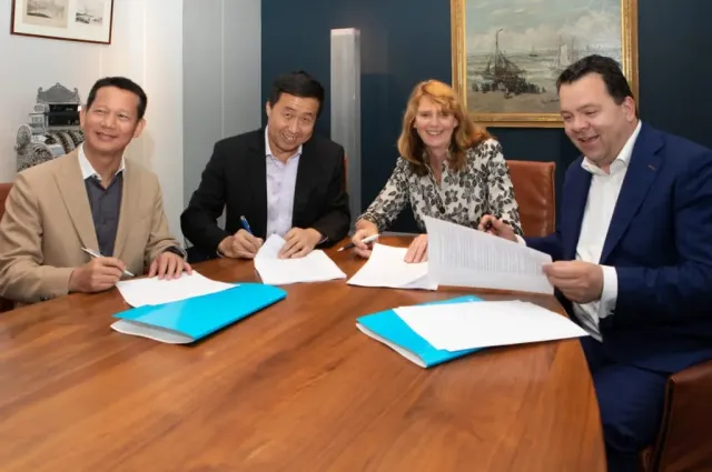 CCV-eneharry-3580-PAX-EVE-MBIJ-smile-ondertekening-JV-contract-1024x683.jpg CCV-eneharry-3580-PAX-EVE-MBIJ-smile-ondertekening-JV-contract-1024x683.jpg