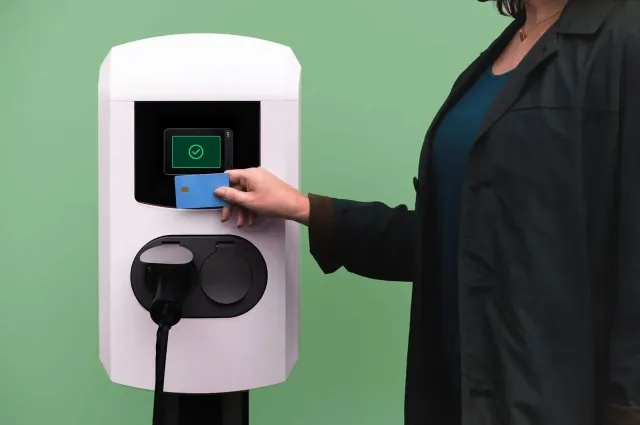 Medium-4-3-people-ev-charging-green1.jpg Medium-4-3-people-ev-charging-green1.jpg